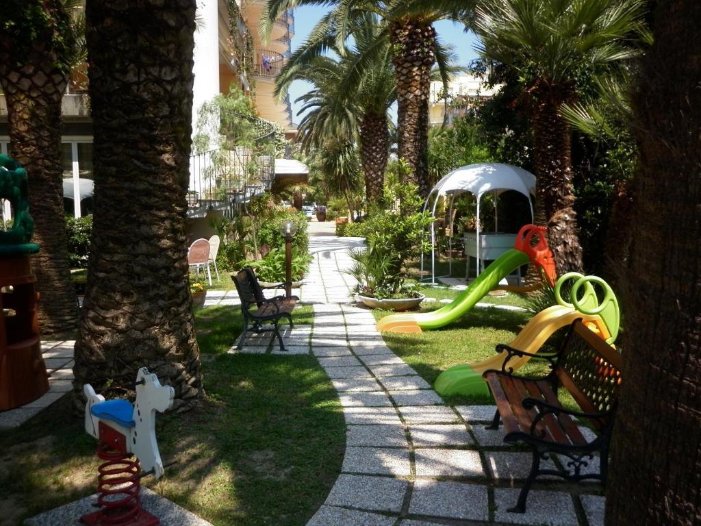 Hotel Marconi Сан Бенедето дел Тронто Екстериор снимка