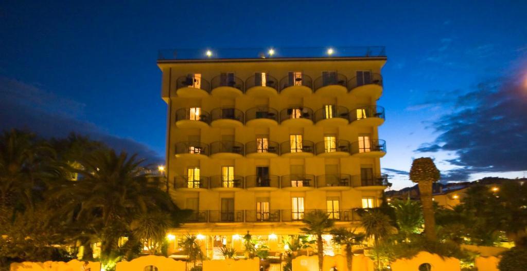 Hotel Marconi Сан Бенедето дел Тронто Екстериор снимка